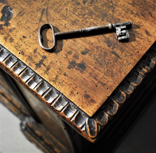 Antiquités - Noble chest in carved and inlaid walnut. Venice, 17th century